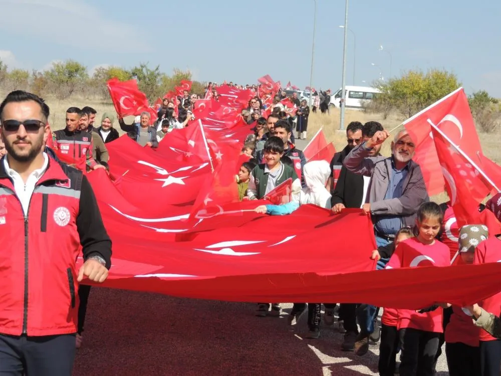 Aziziye Tabyalarında “7’den 70’e Ecdada Saygı Yürüyüşü” düzenlendi