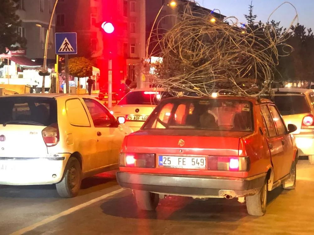 Otomobilin tavanındaki demir yüküyle trafiğe çıktı