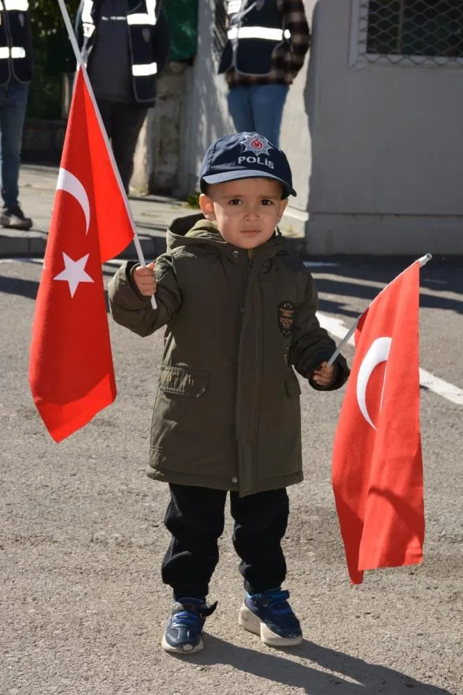 Minik seyirci halk oyunları ekibine eşlik ederek izleyenleri gülümsetti