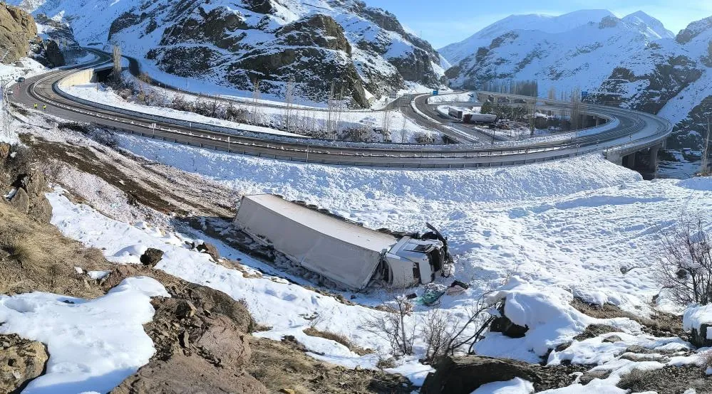 Oltu yol ayrımında bir kaza daha: TIR şarampole yuvarlandı