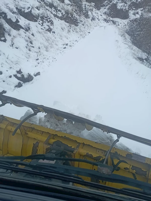 Erzurum Büyükşehir Belediyesi, Kar Temizleme Çalışmalarını Sürdürüyor