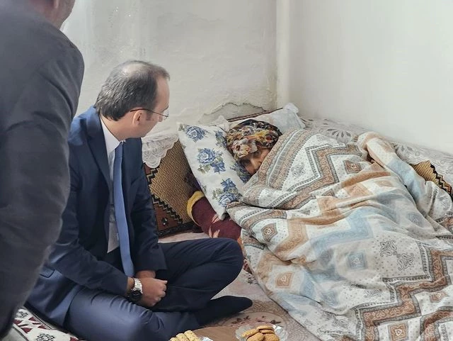 Karayazı Kaymakamı ve Belediye Başkanı, Halkın Taleplerini Dinlemek İçin Mahallelerde Nezaket Ziyareti Yaptı