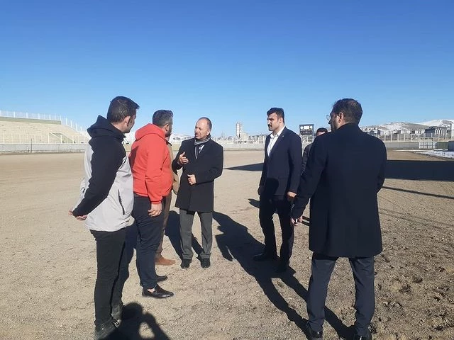 Erzurum Gençlik ve Spor İl Müdürü Levent Çakmur ve Spor Hizmetleri Müdürü Ahmet Çelebi, cirit sahasında incelemelerde bulundu