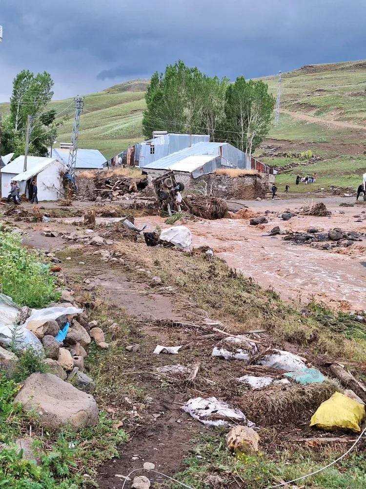 Erzurum’da sağanak yağış sele neden oldu