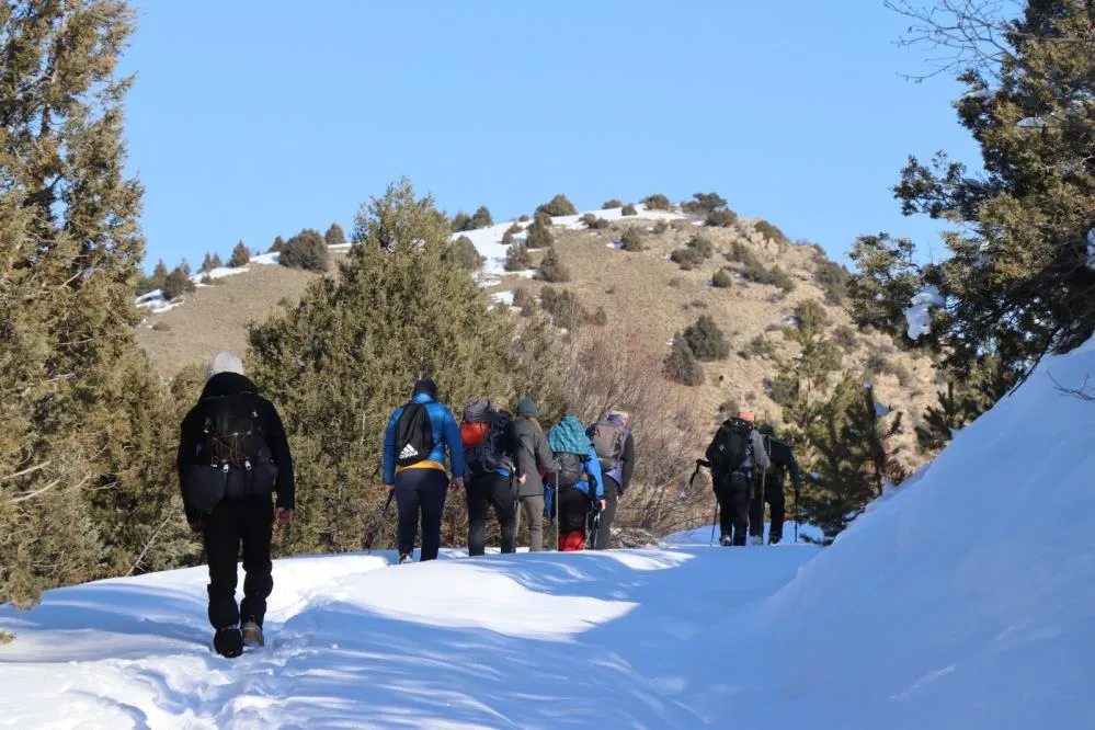 Doğaseverlerden karda zorlu yürüyüş