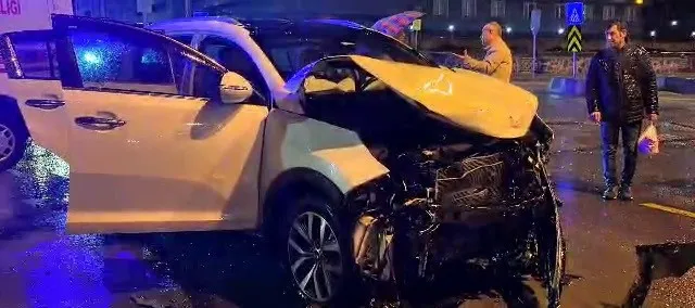 Otomobil ile halk otobüsü çarpıştı: 1 yaralı