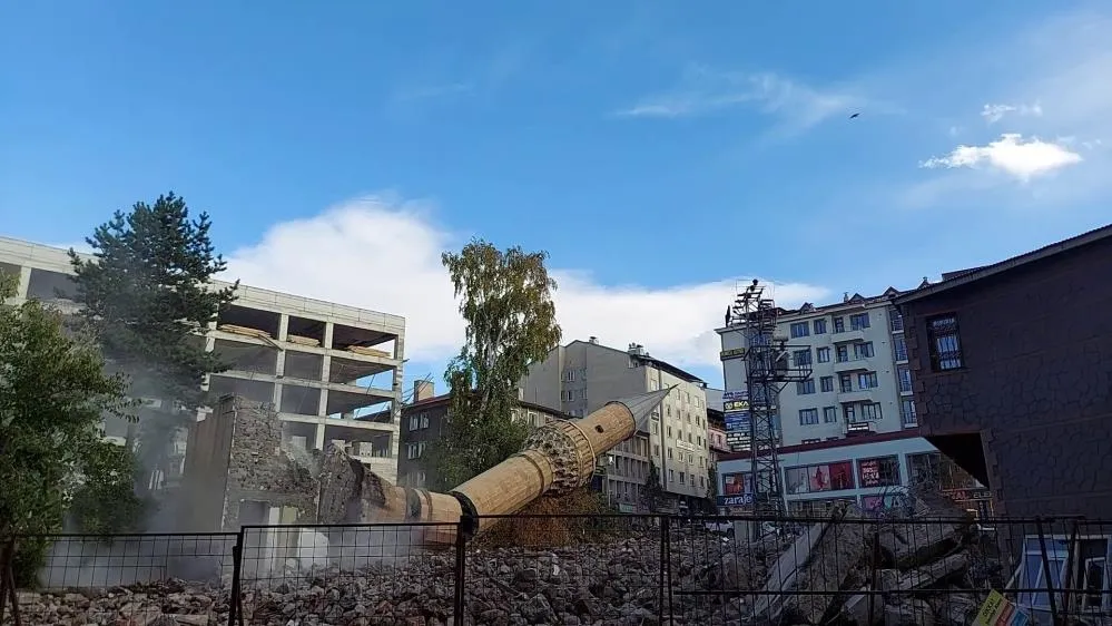 Minare saniyeler içinde yerle bir oldu