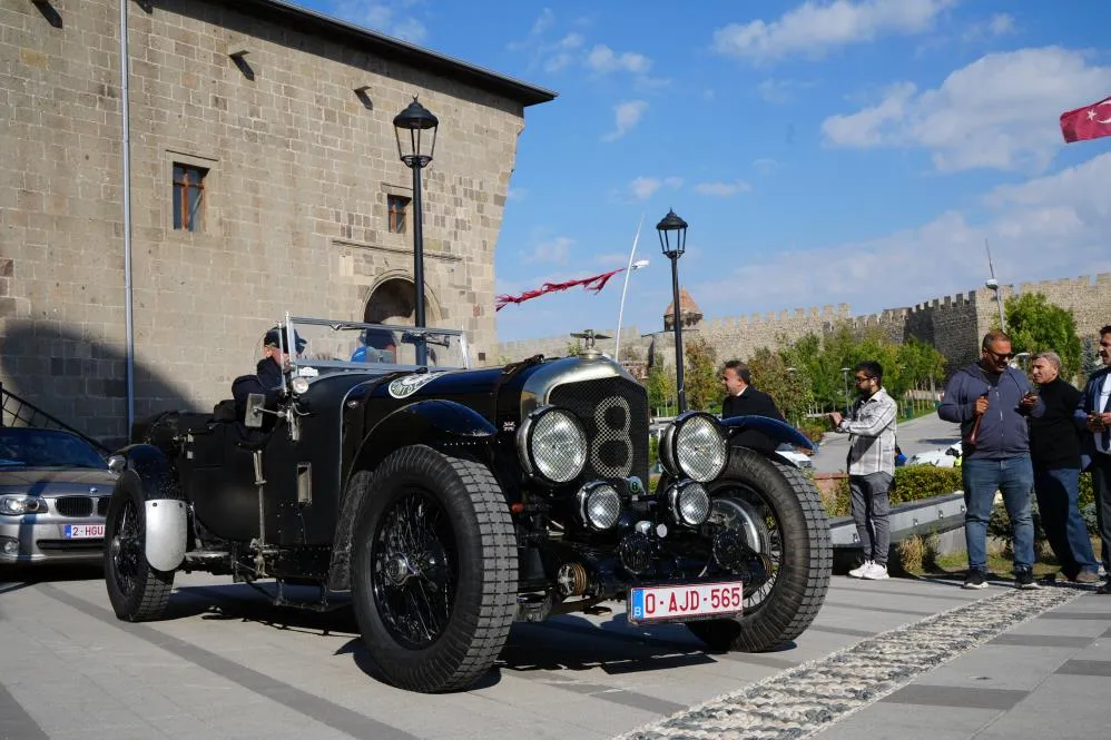 Klasik araç tutkunlarının Türkiye turu Erzurum