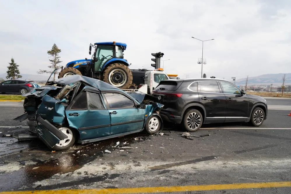 Kamyonun freni boşaldı, zincirleme kaza yaşandı: 2 yaralı