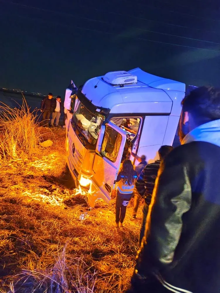 Tır tarlaya uçtu: 2 yaralı