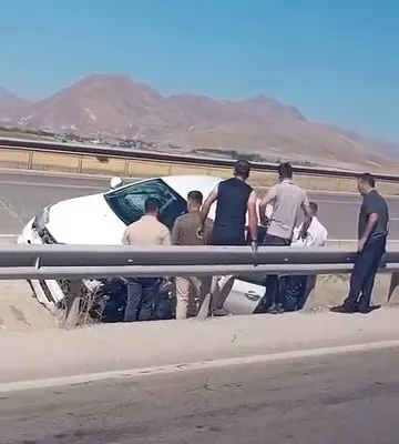 Otomobil refüjdeki boşluğa düştü