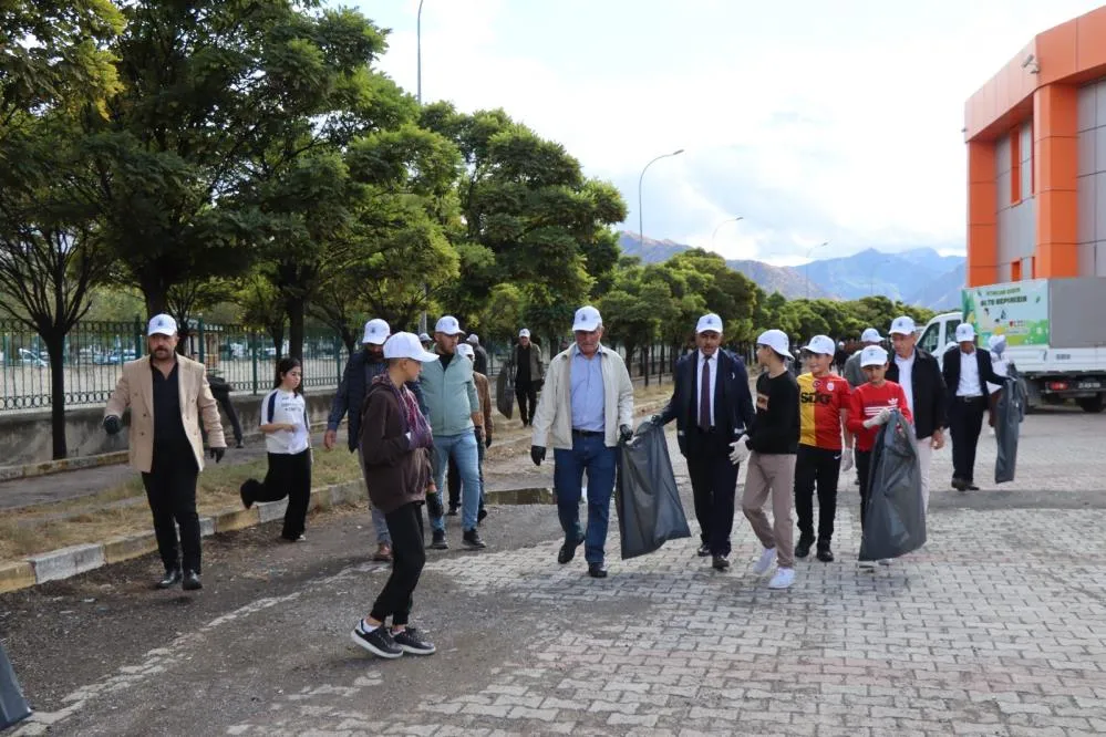 İlçede seferberlik başlattılar, çöpleri topladılar