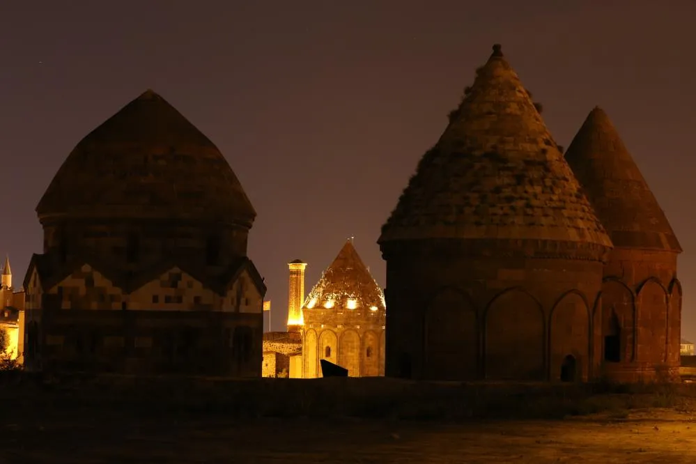 Her kemerde bir dua, her kubbede bir umut